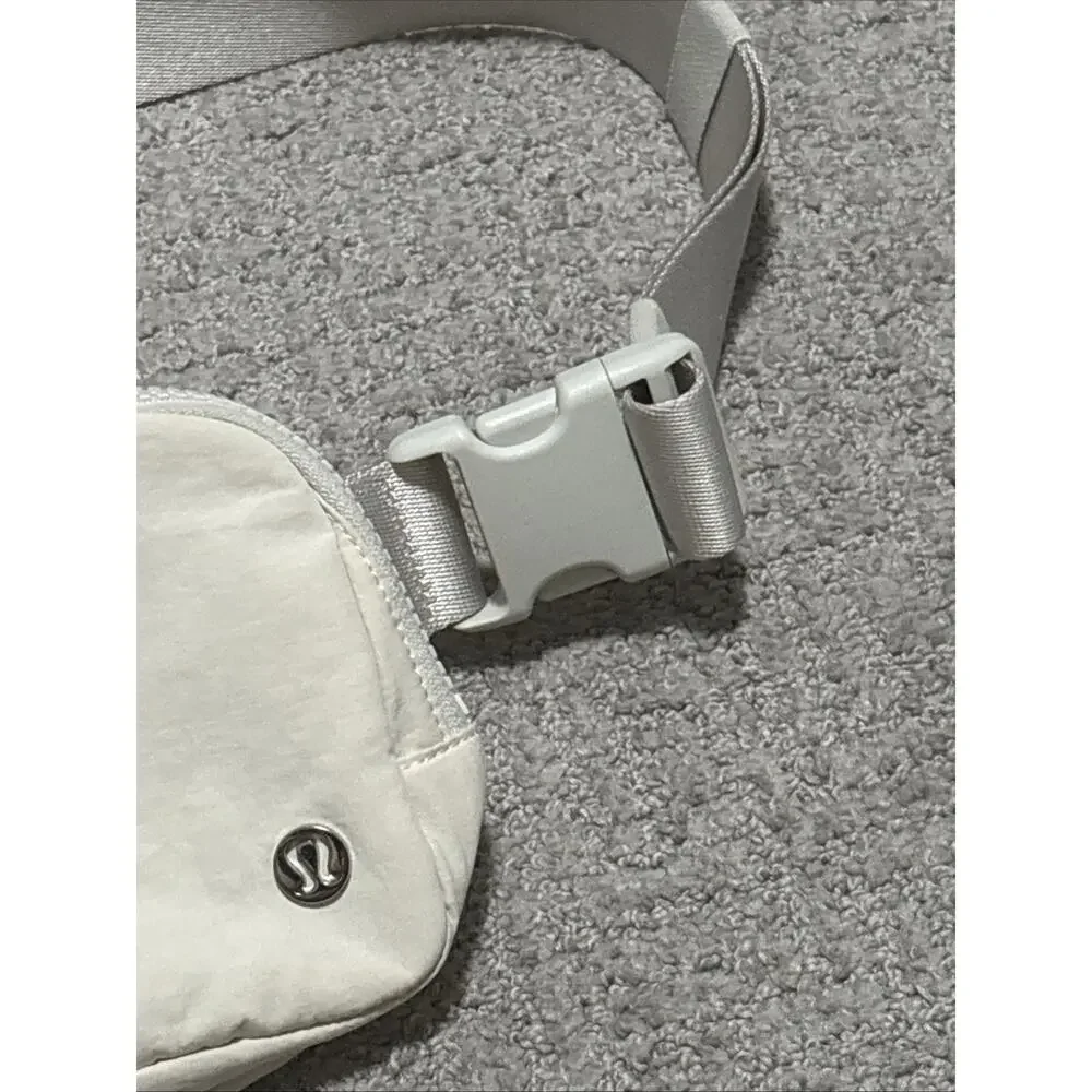 LLululemon Everywhere Belt Bag OS Adjustable Strap Ivory Metallic Logo NWOT